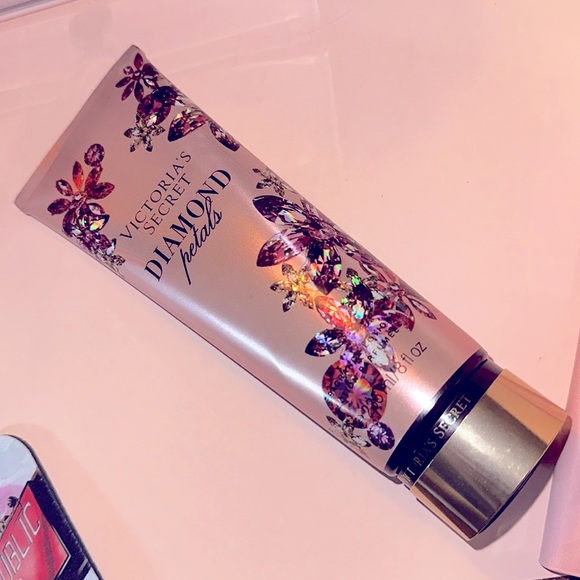 ❄️ Victoria’s Secret Diamond Petals Lotion new - Picture 1 of 6